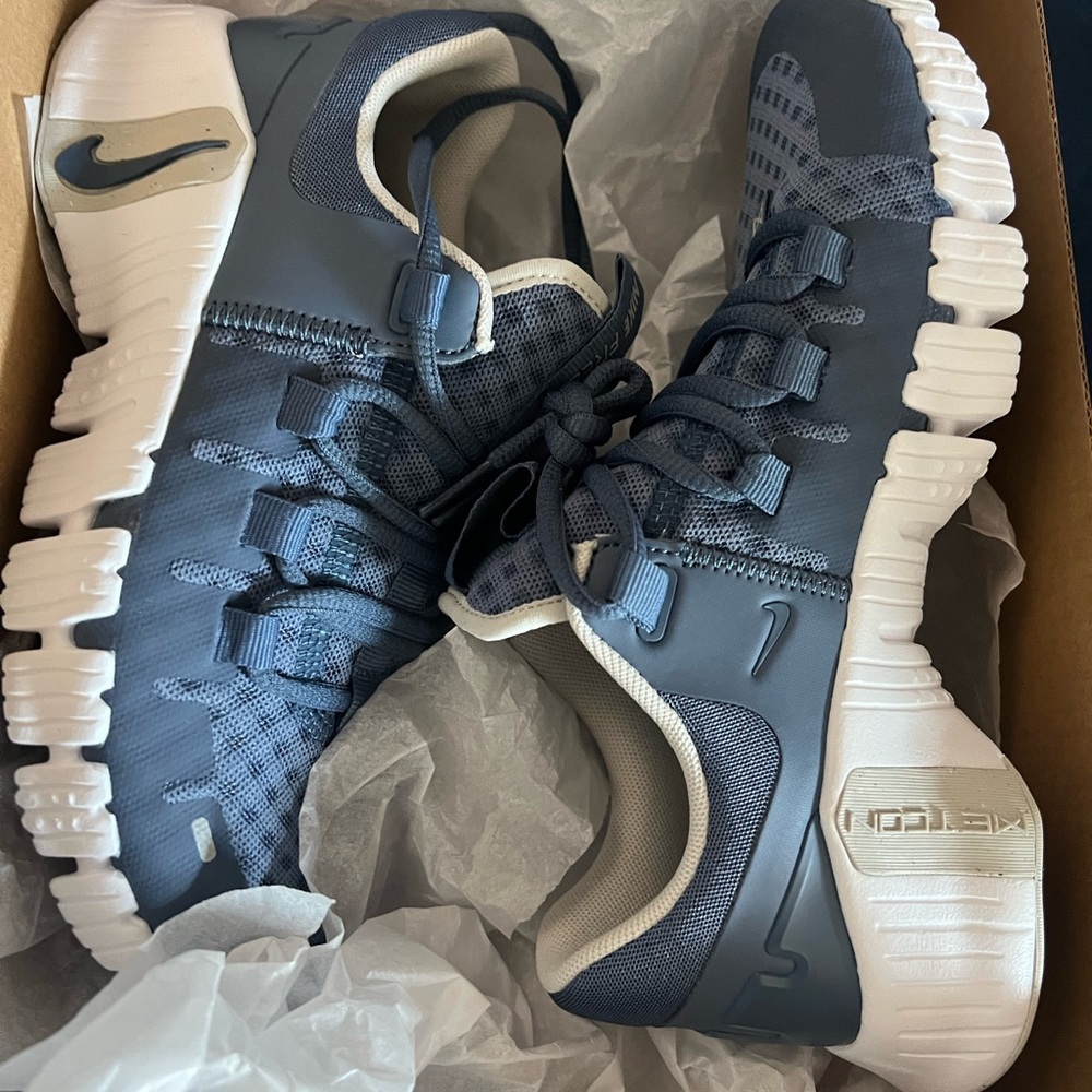 Woman Nike Metcon 5 size 6 in diffused blue